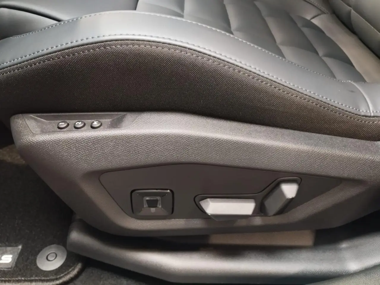 Gros plan sur les commandes de réglage électrique du siège conducteur gris platine du Citroën C5 Aircross 2026.