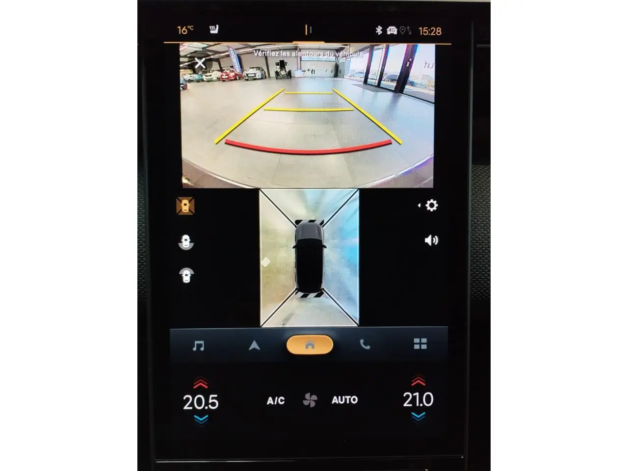 Écran tactile montrant la caméra de recul et la vue 360° du Citroën C5 Aircross gris platine en intérieur.