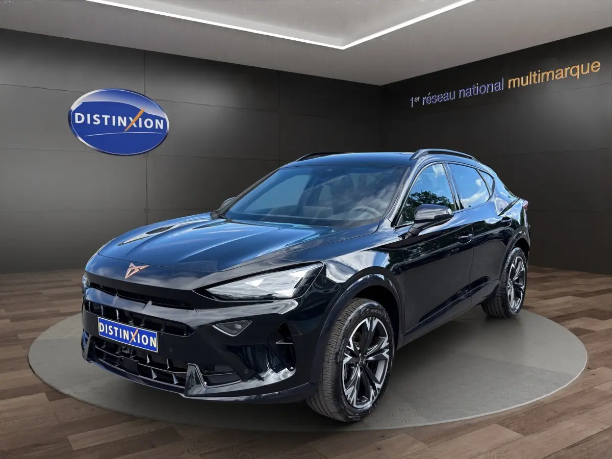 Vue 3/4 avant d’un CUPRA Formentor noir brillant avec jantes alliage distinctives, dans un showroom moderne.