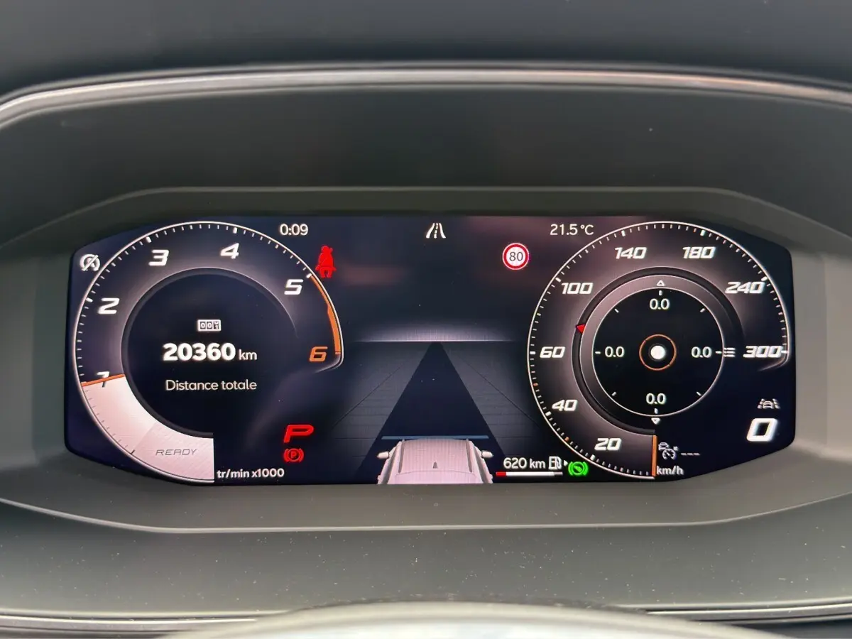 Affichage numérique du combiné d'instruments du CUPRA Formentor 2025 montrant vitesse, compte-tours et alertes.