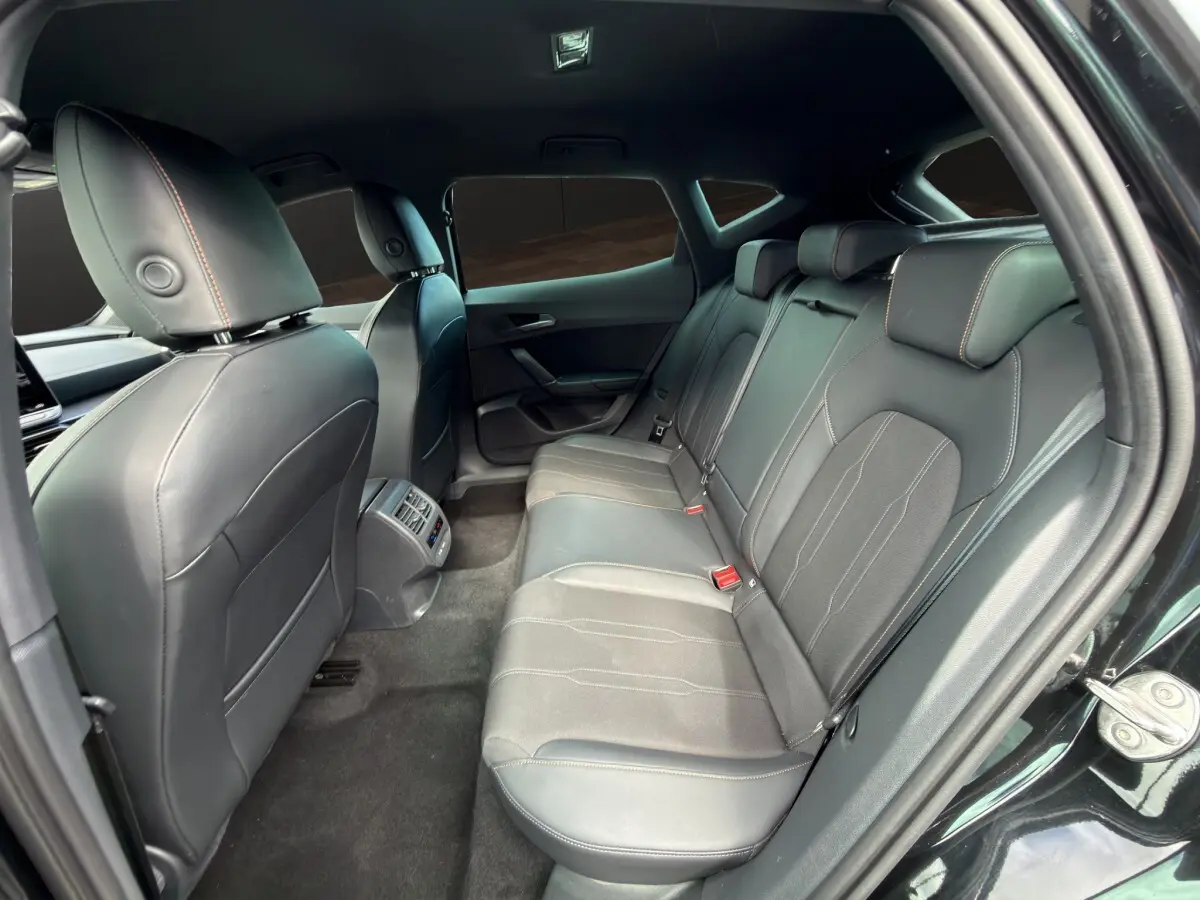 Vue intérieure côté droit montrant la banquette arrière en cuir noir avec surpiqûres contrastantes du CUPRA Formentor 2025.