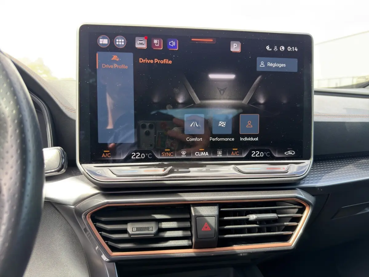 Écran tactile central du tableau de bord du CUPRA Formentor 2.0 TDI, affichant les modes de conduite, ambiance noire et détails cuivre.