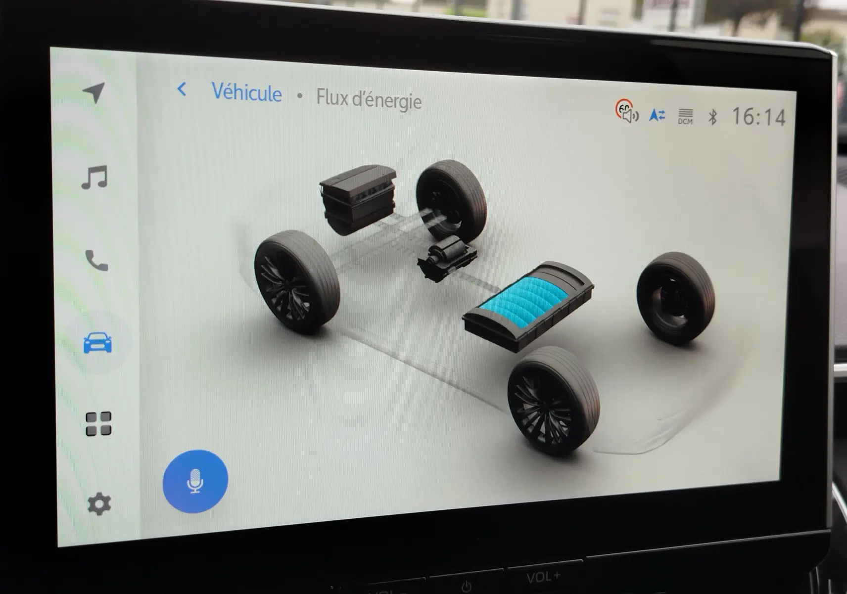 Écran intérieur montrant le flux d'énergie hybride de la Toyota Corolla Cross 2025 en mode essence hybride.