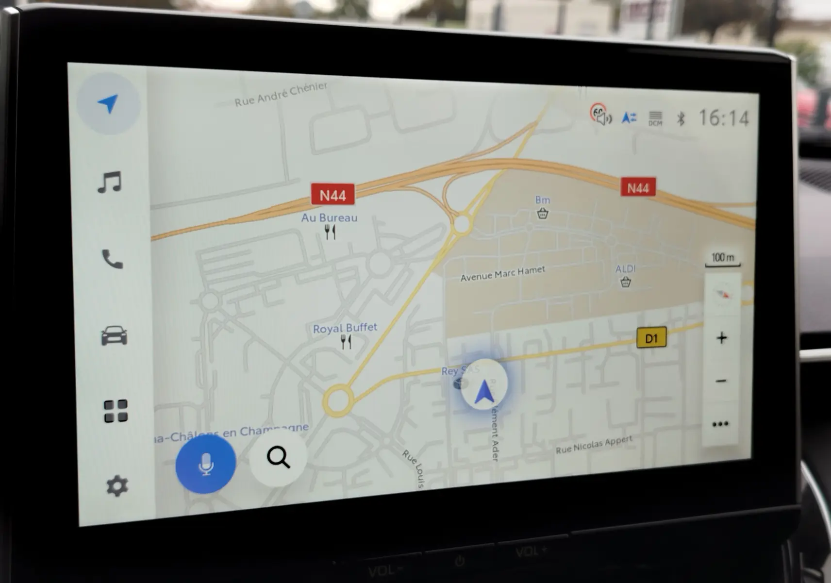 Écran tactile de navigation du Toyota Corolla Cross Hybrid 140 Luxury Limited 2025, affichant une carte routière détaillée.