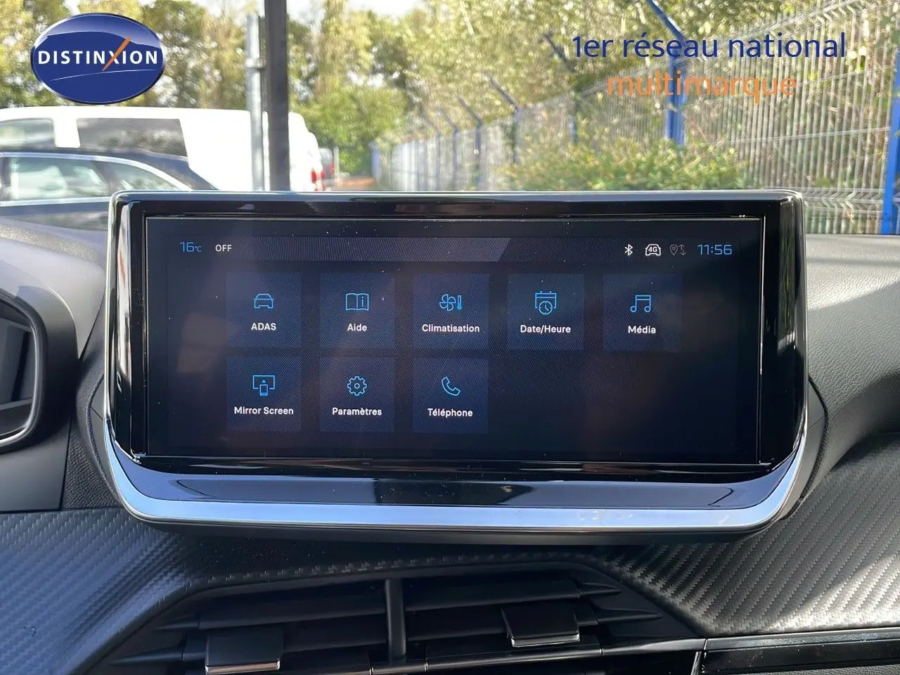 Écran tactile central du tableau de bord du Peugeot 2008 gris Artense, affichant les menus d'aide et climatisation.