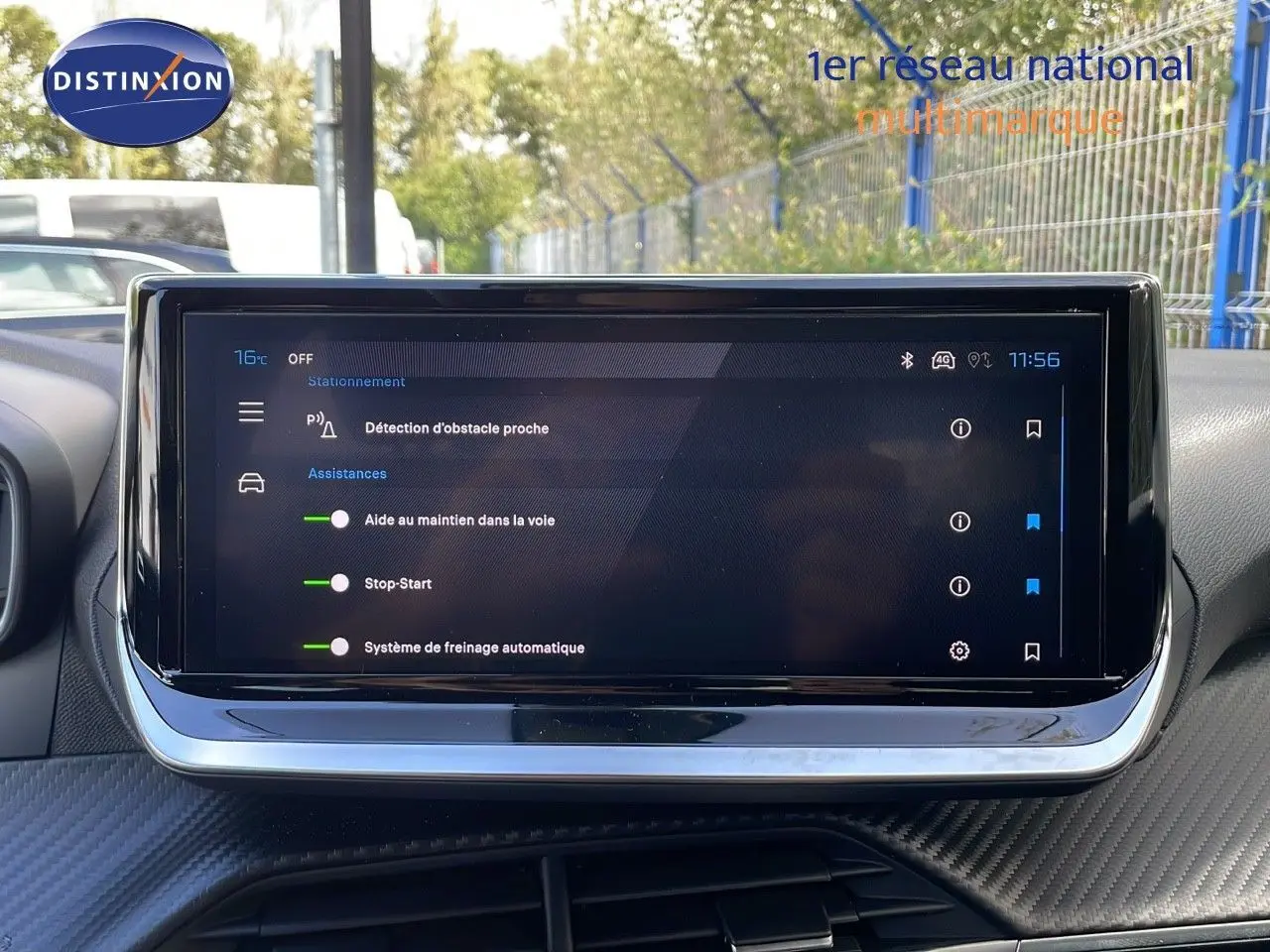 Écran tactile central affichant les aides à la conduite dans l'habitacle d'une Peugeot 2008 gris Artense métal.
