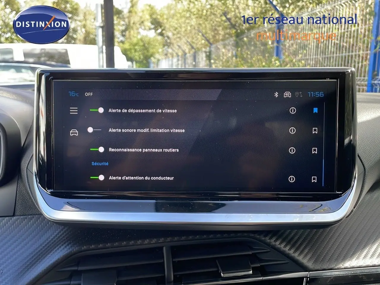 Écran tactile central affichant les alertes de sécurité dans l’habitacle d’un Peugeot 2008 gris Artense métal.