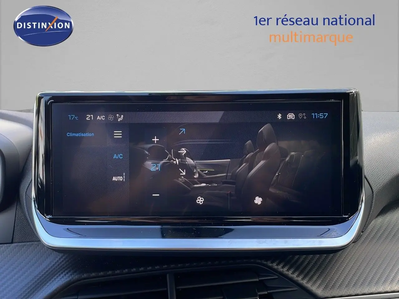 Écran tactile central affichant la climatisation dans l'habitacle d'une Peugeot 2008 gris Artense métal.