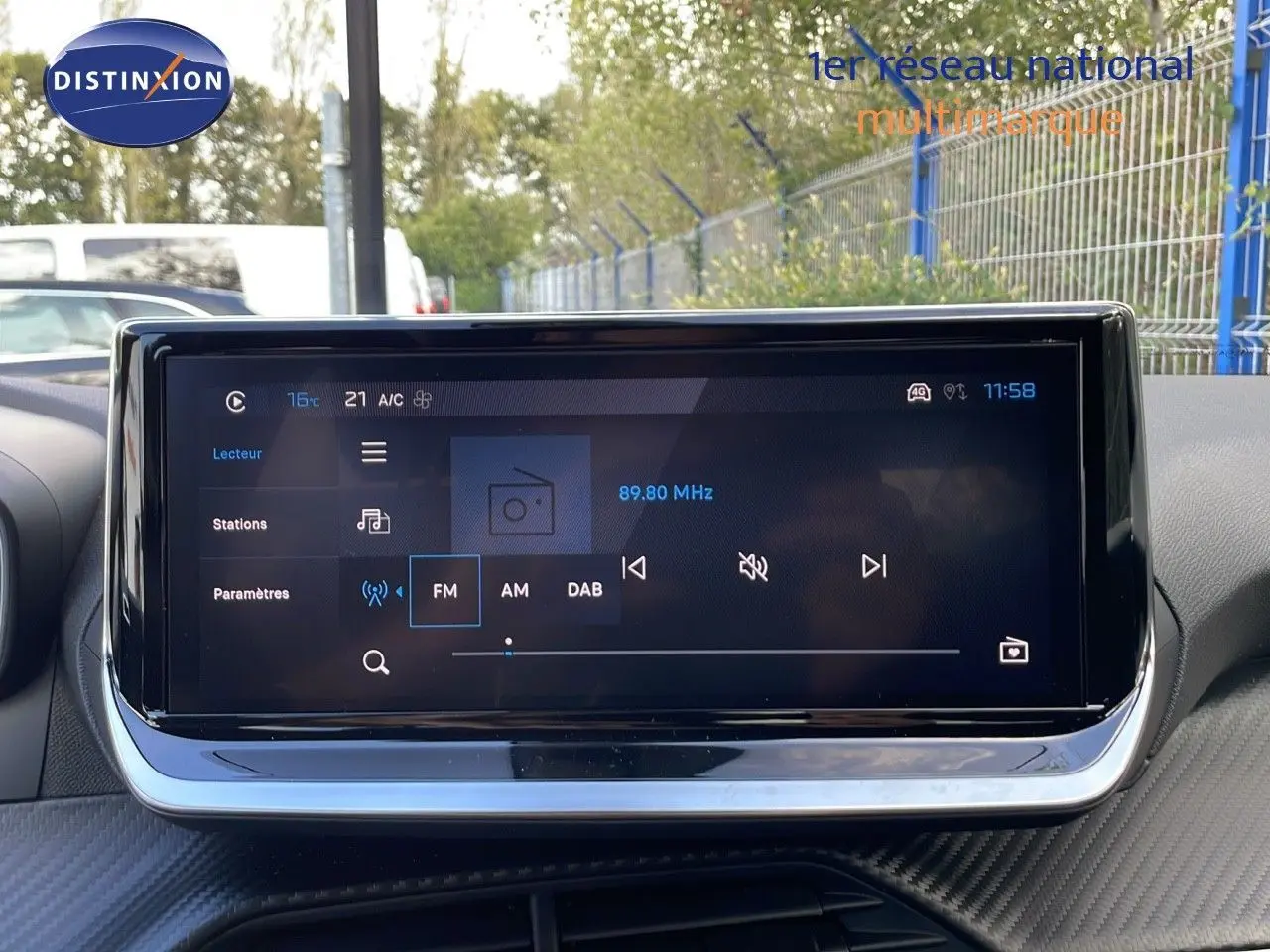 Écran tactile central de la Peugeot 2008 2025 affichant la radio FM à 89,80 MHz dans un intérieur moderne.