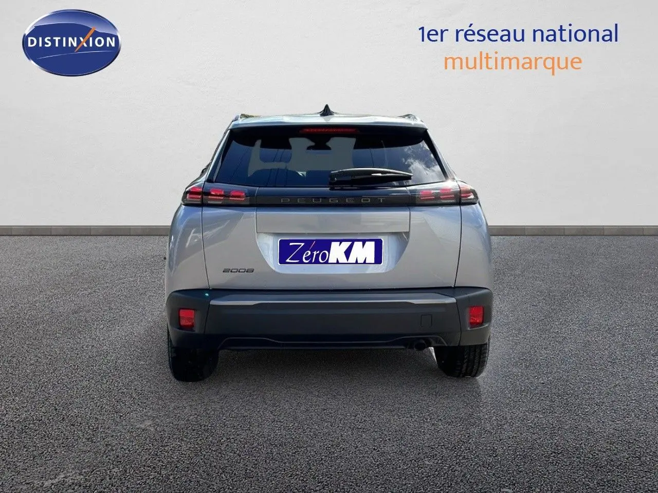 Vue arrière d'un Peugeot 2008 gris Artense métal avec feux LED et logo central lumineux.