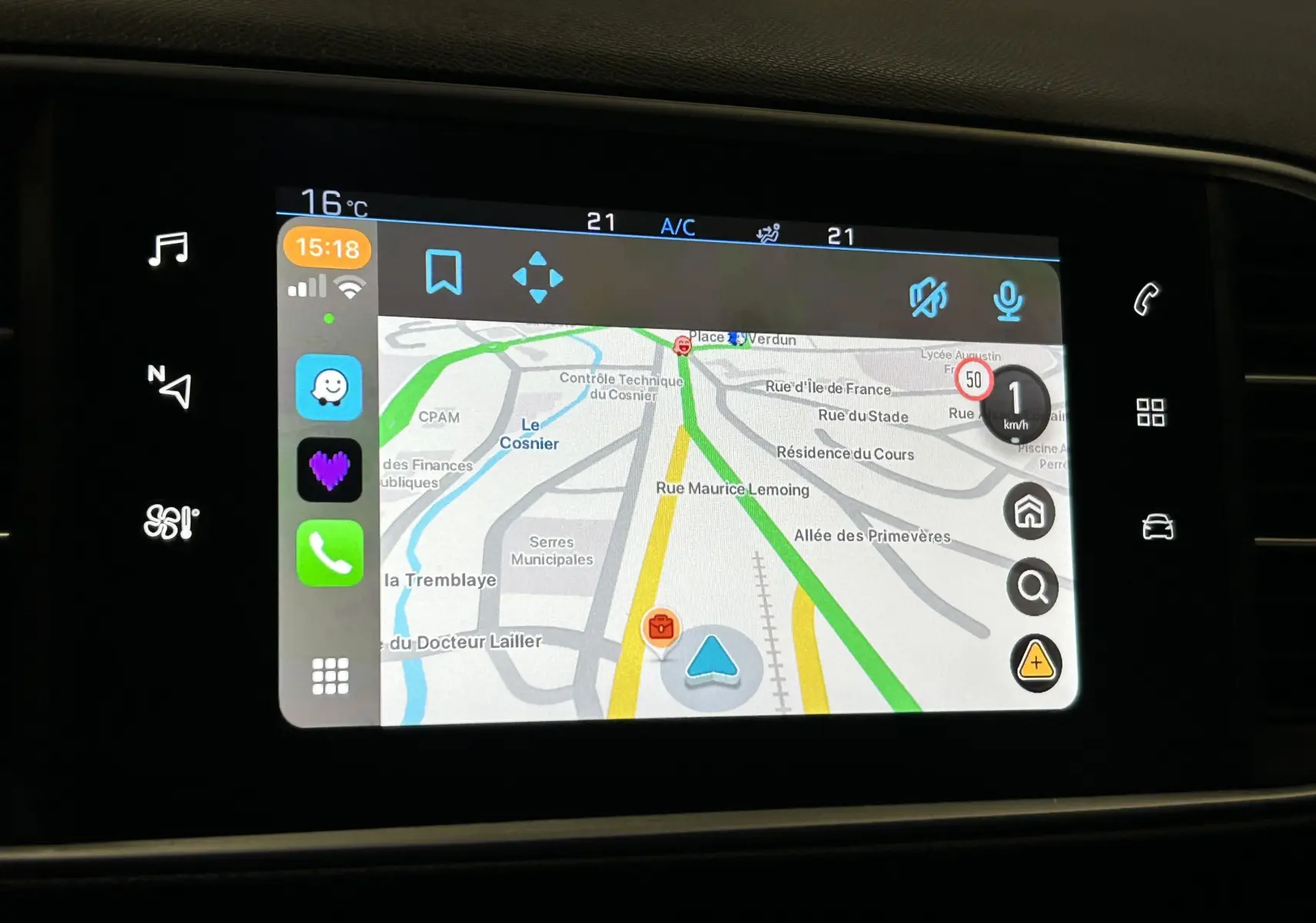 Écran tactile du système de navigation de la Peugeot 308 Active Pack 2021 affichant une carte routière colorée.