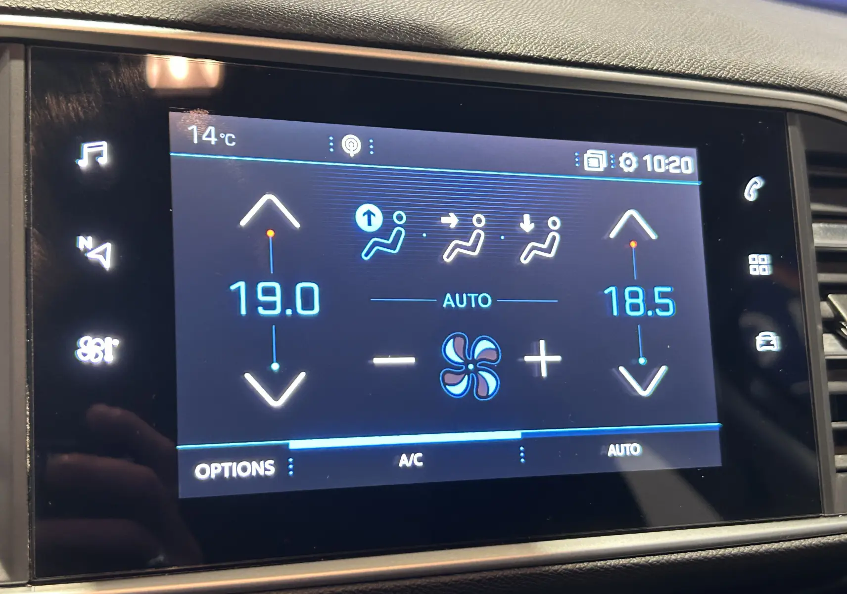 Écran tactile du système de climatisation automatique de la Peugeot 308 gris, affichant les réglages de température à 19 et 18,5 degrés.