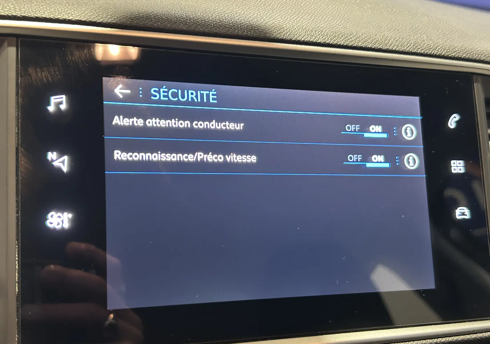 Écran tactile intérieur de la Peugeot 308 Active Pack 2021 montrant les options de sécurité activées.