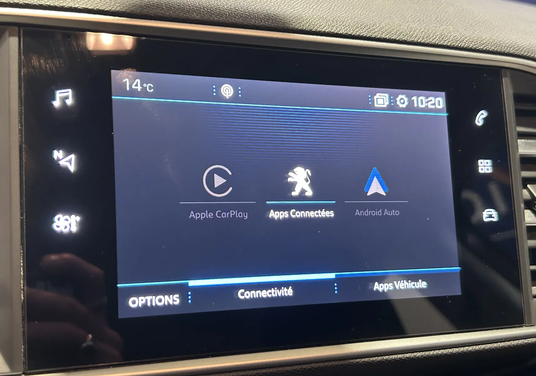 Écran tactile central de la Peugeot 308 Active Pack 2021 affichant Apple CarPlay et Android Auto, intérieur noir.