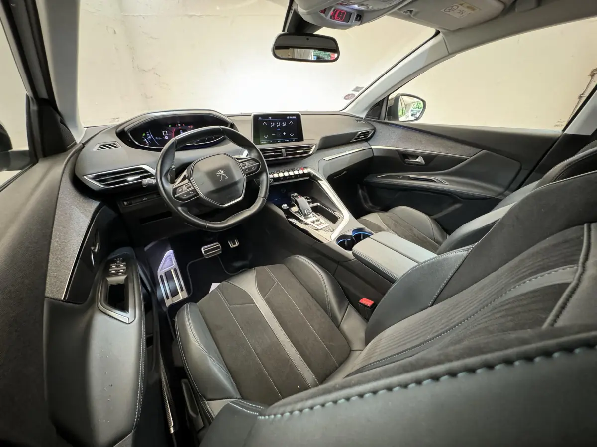 Intérieur noir du Peugeot 3008 Puretech 130, vue côté conducteur avec tableau de bord numérique et écran tactile central.
