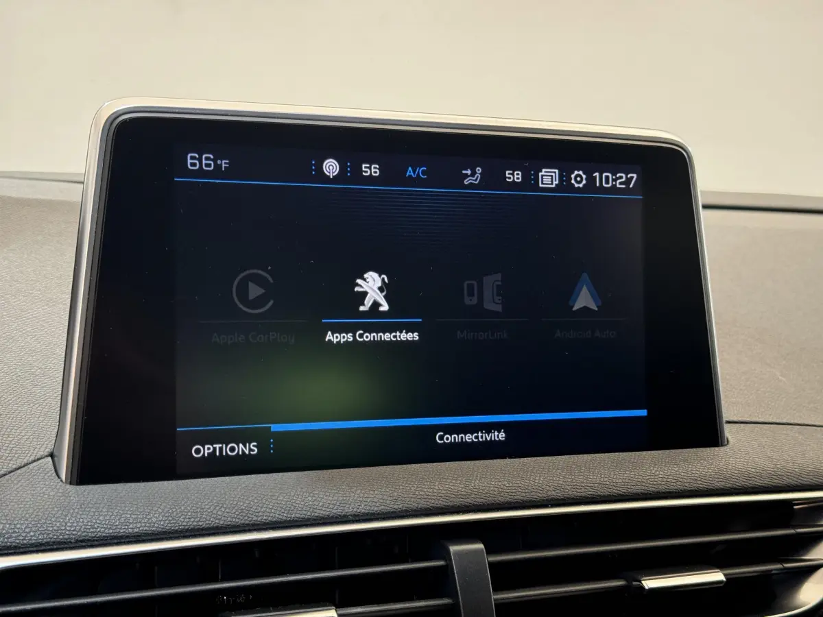 Écran tactile central du tableau de bord du Peugeot 3008 blanc, affichant les options de connectivité et apps.