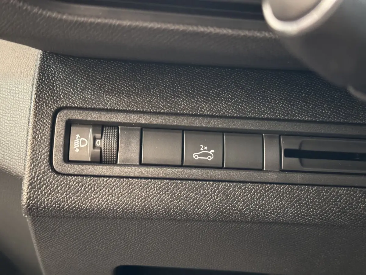 Vue rapprochée du tableau de bord noir du Peugeot 3008 2019 avec commandes d'éclairage et ouverture coffre.