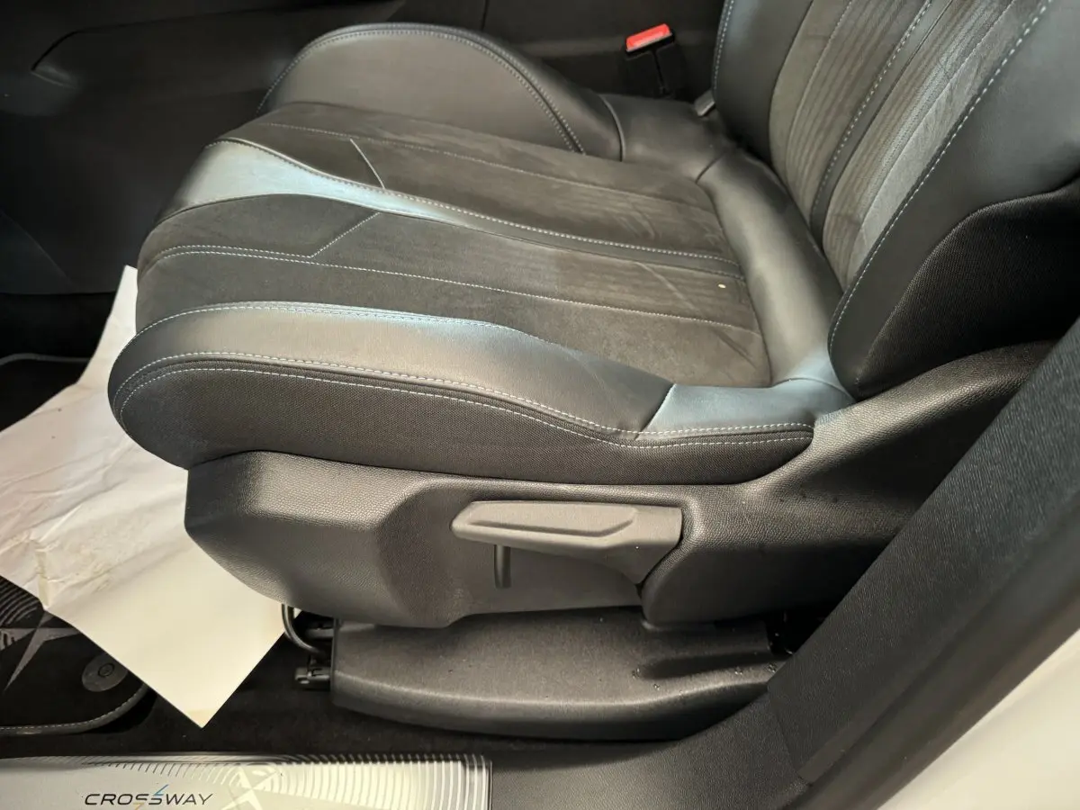 Gros plan sur le siège avant droit en cuir noir et alcantara du Peugeot 3008 Crossway blanc, avec levier de réglage manuel visible.