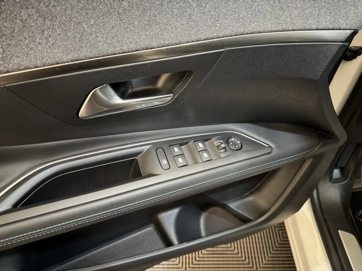 Détail de la porte côté conducteur noire avec commandes électriques sur Peugeot 3008 blanc Puretech 2019.