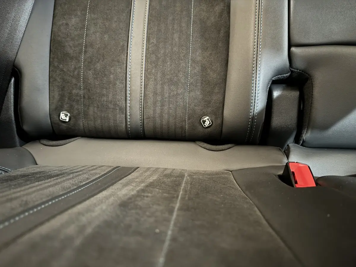 Gros plan sur la banquette arrière en cuir et alcantara noir du Peugeot 3008 Puretech 130 Crossway, avec ceintures visibles.