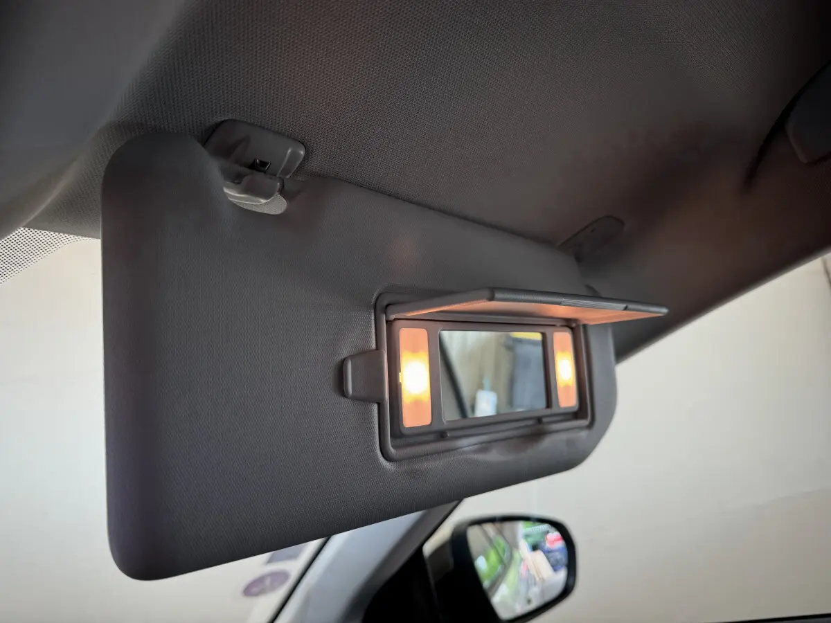 Miroir de courtoisie éclairé sur pare-soleil côté gauche du Peugeot 3008 blanc Puretech 2019, intérieur visible partiellement.