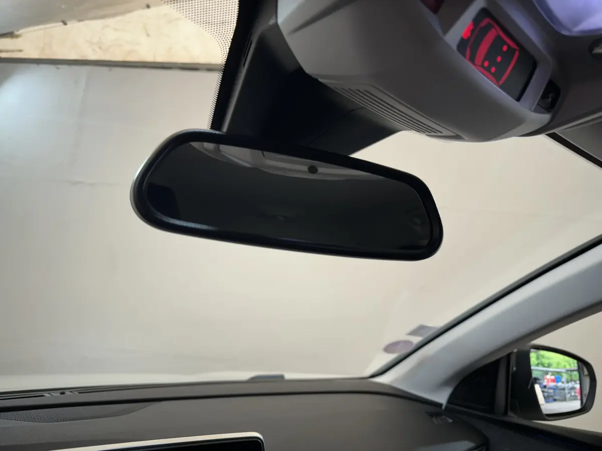 Vue intérieure du rétroviseur central et du tableau de bord noir du Peugeot 3008 blanc, version Crossway 2019.