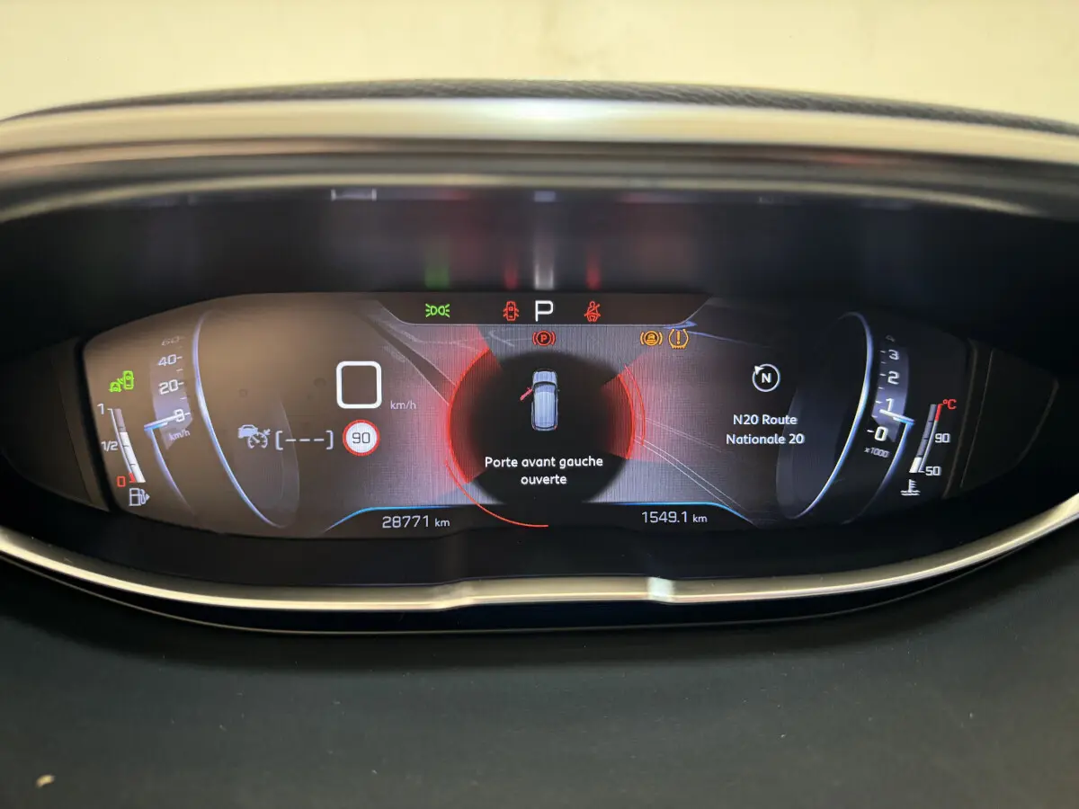 Tableau de bord numérique du Peugeot 3008 blanc, affichant porte avant gauche ouverte et vitesse à 0 km/h.