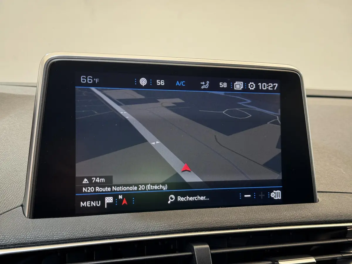 Écran tactile de navigation 8 pouces du Peugeot 3008 blanc, affichant la carte et les informations de trajet.