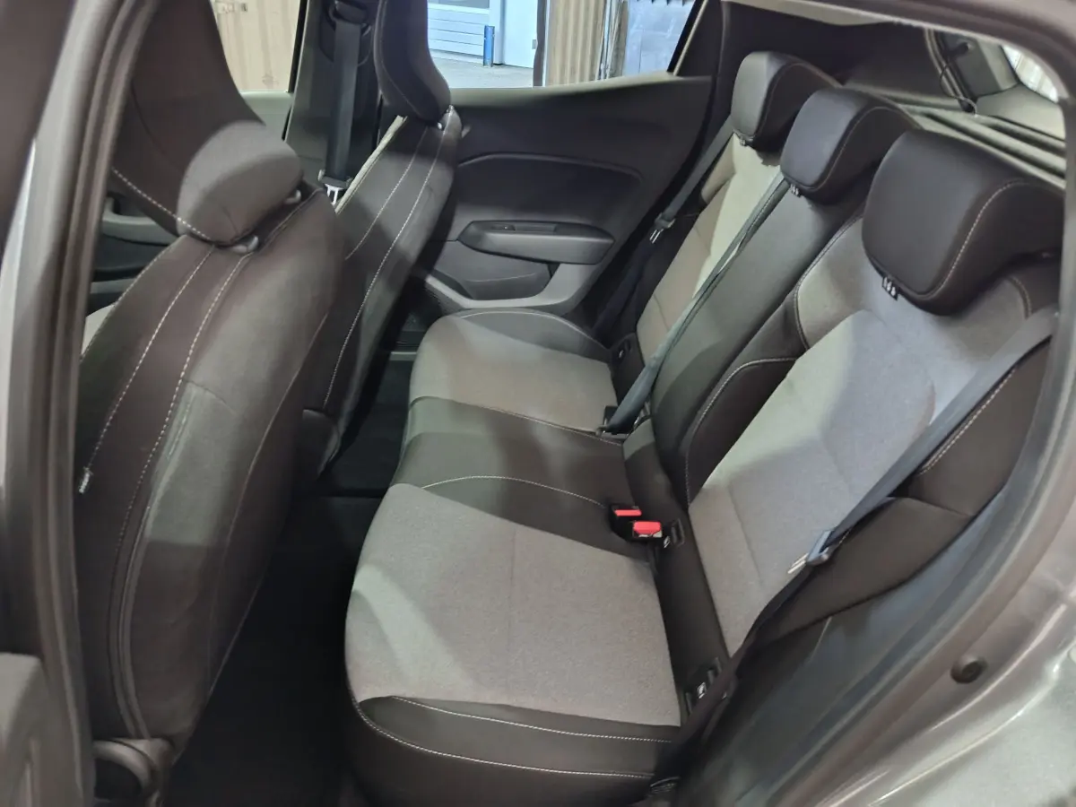 Vue intérieure côté droit sur la banquette arrière bi-ton gris et noir de la Renault Clio Evolution Blue dCi 100 2025.