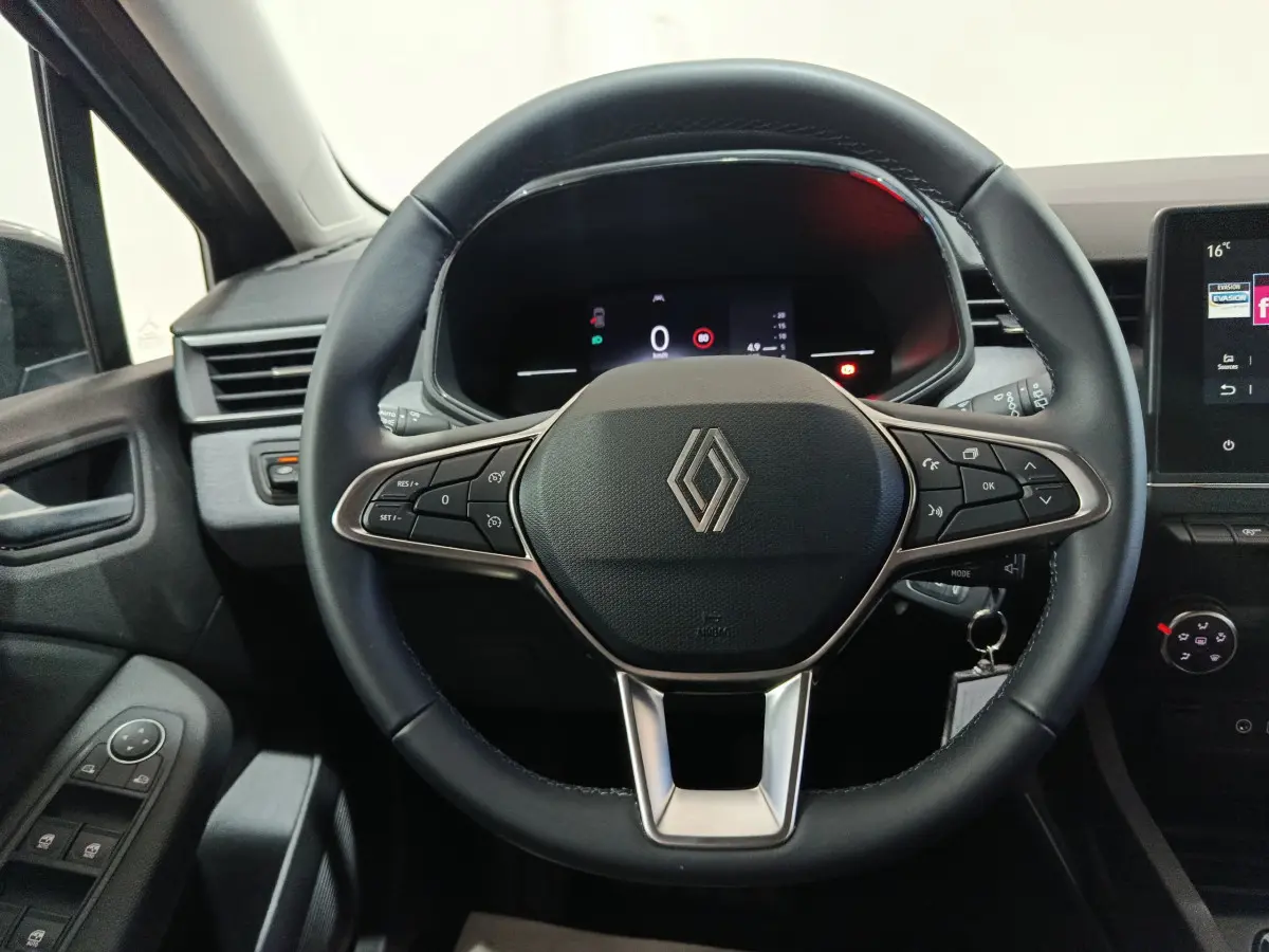Volant cuir multifonctions Renault Clio 2025 vu de face, avec tableau de bord numérique et écran tactile latéral.
