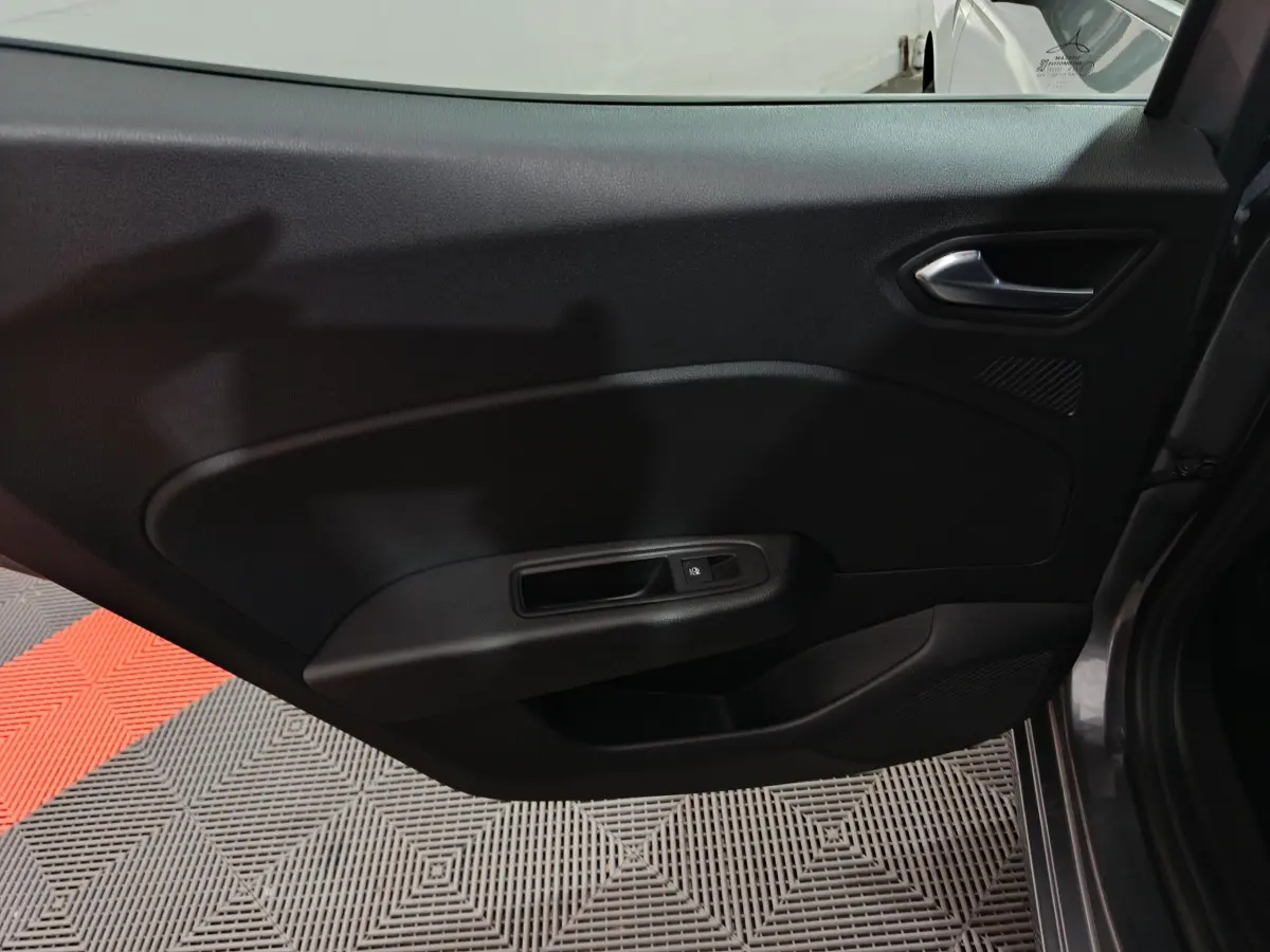 Gros plan sur la porte arrière droite intérieure noire de la Renault Clio gris foncé Evolution Blue dCi 100 2025.