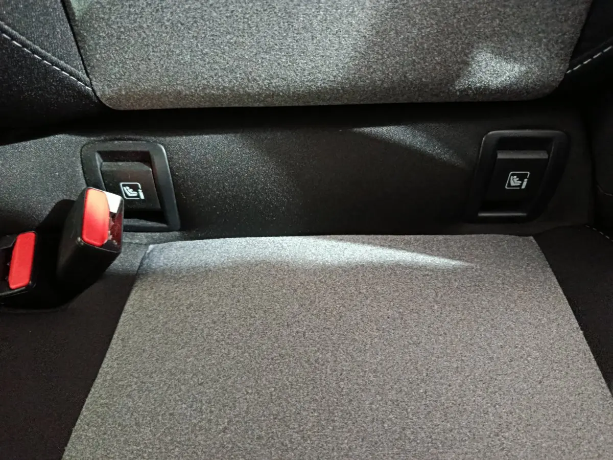 Détail de la banquette arrière grise de la Renault Clio Evolution Blue dCi 100 avec fixations Isofix visibles.