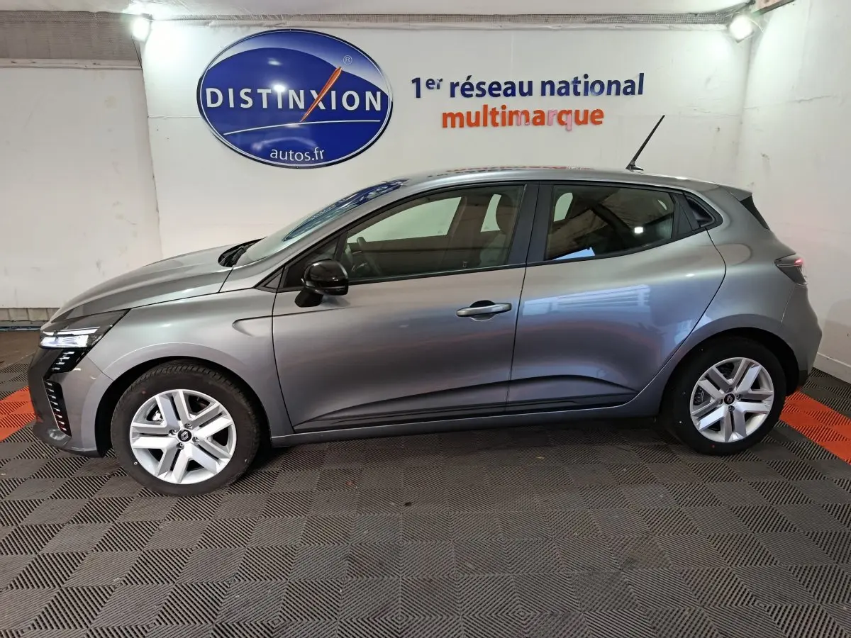 Profil côté gauche d'une Renault Clio gris foncé 2025 Evolution Blue dCi 100 dans un showroom intérieur.