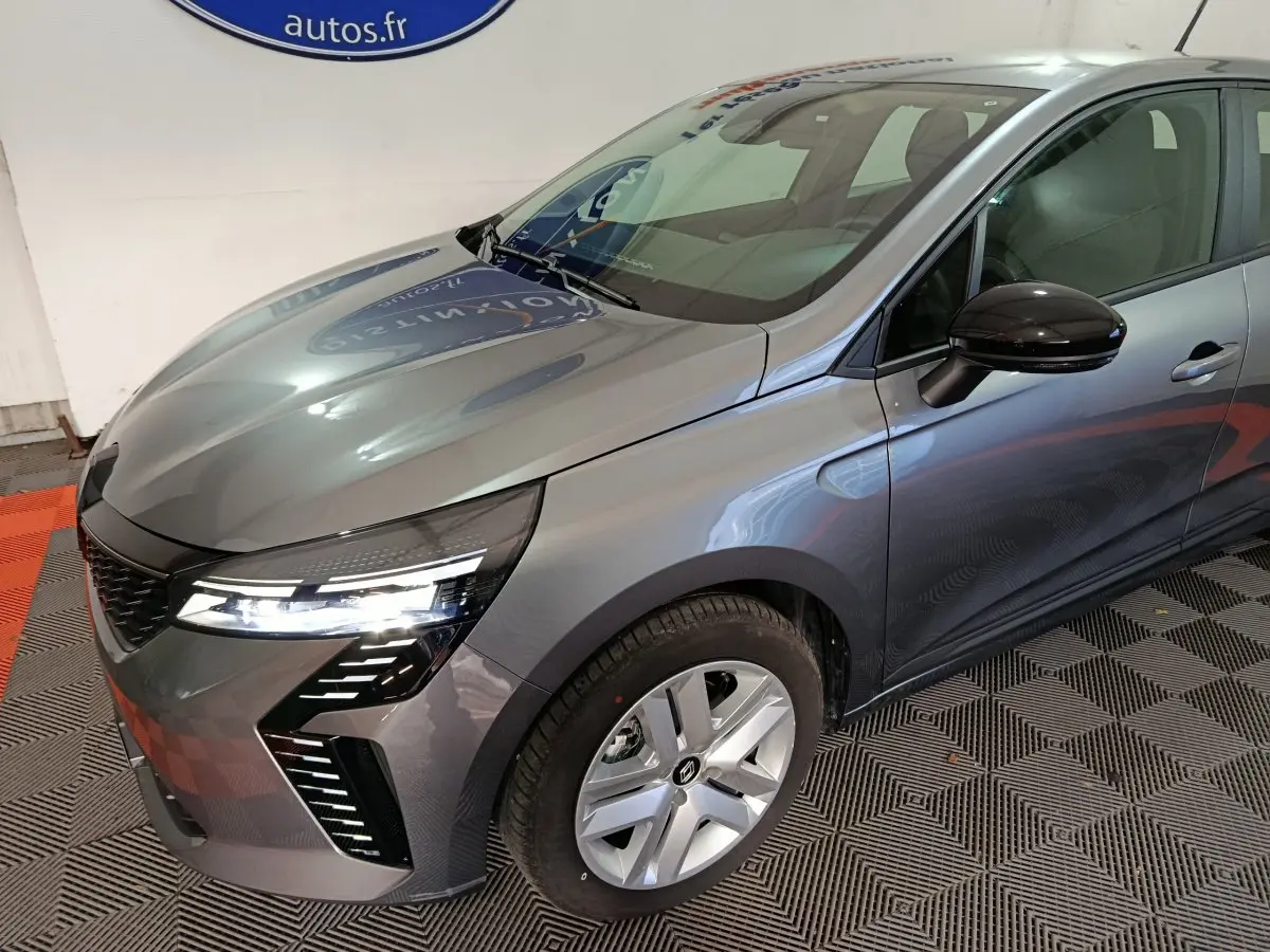 Renault Clio Evolution Blue dCi 100 gris foncé vue 3/4 avant droit avec phares LED allumés et jantes alliage.