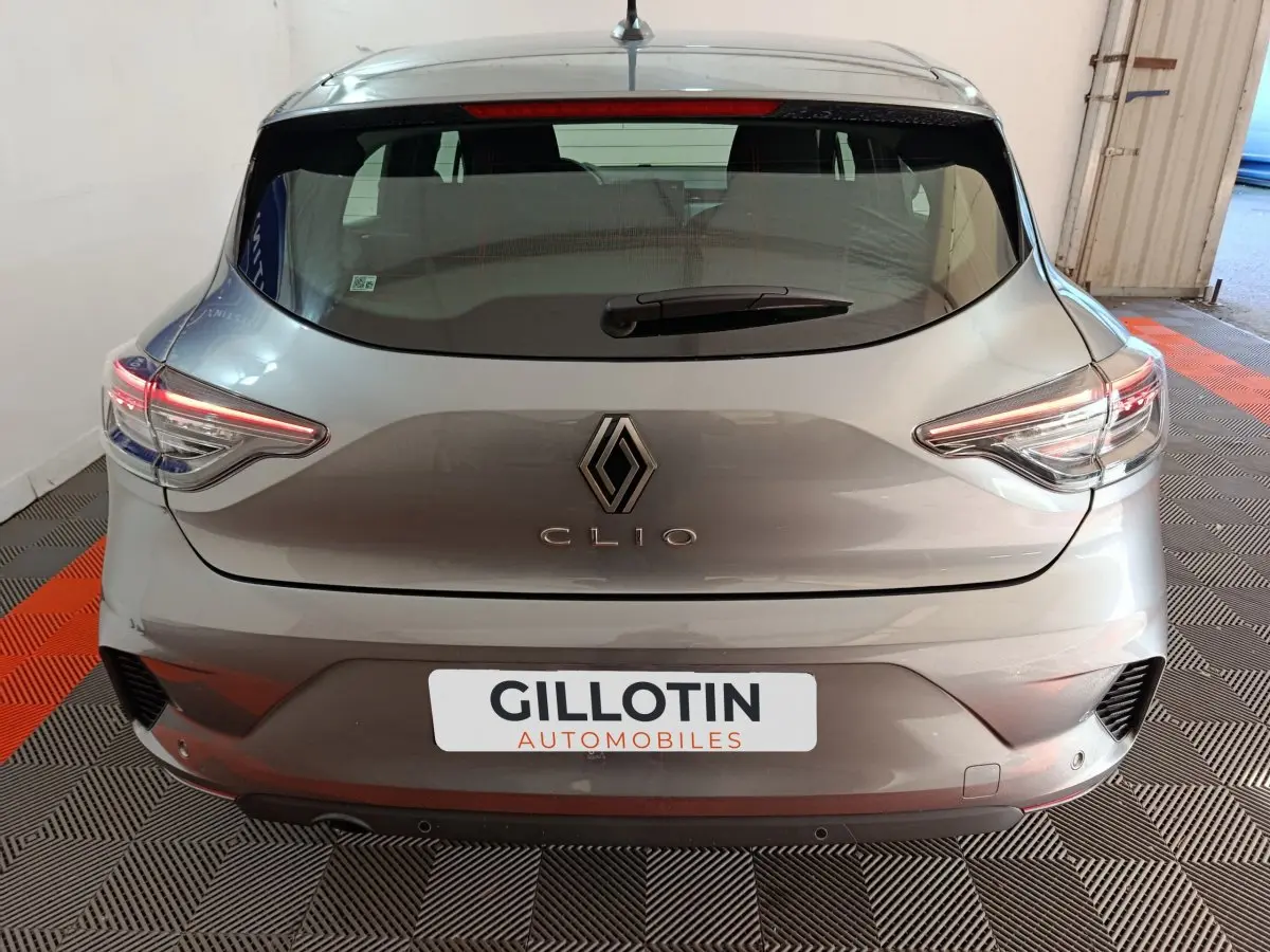 Vue arrière d'une Renault Clio gris foncé avec feux LED et logo distinctif au centre du hayon.