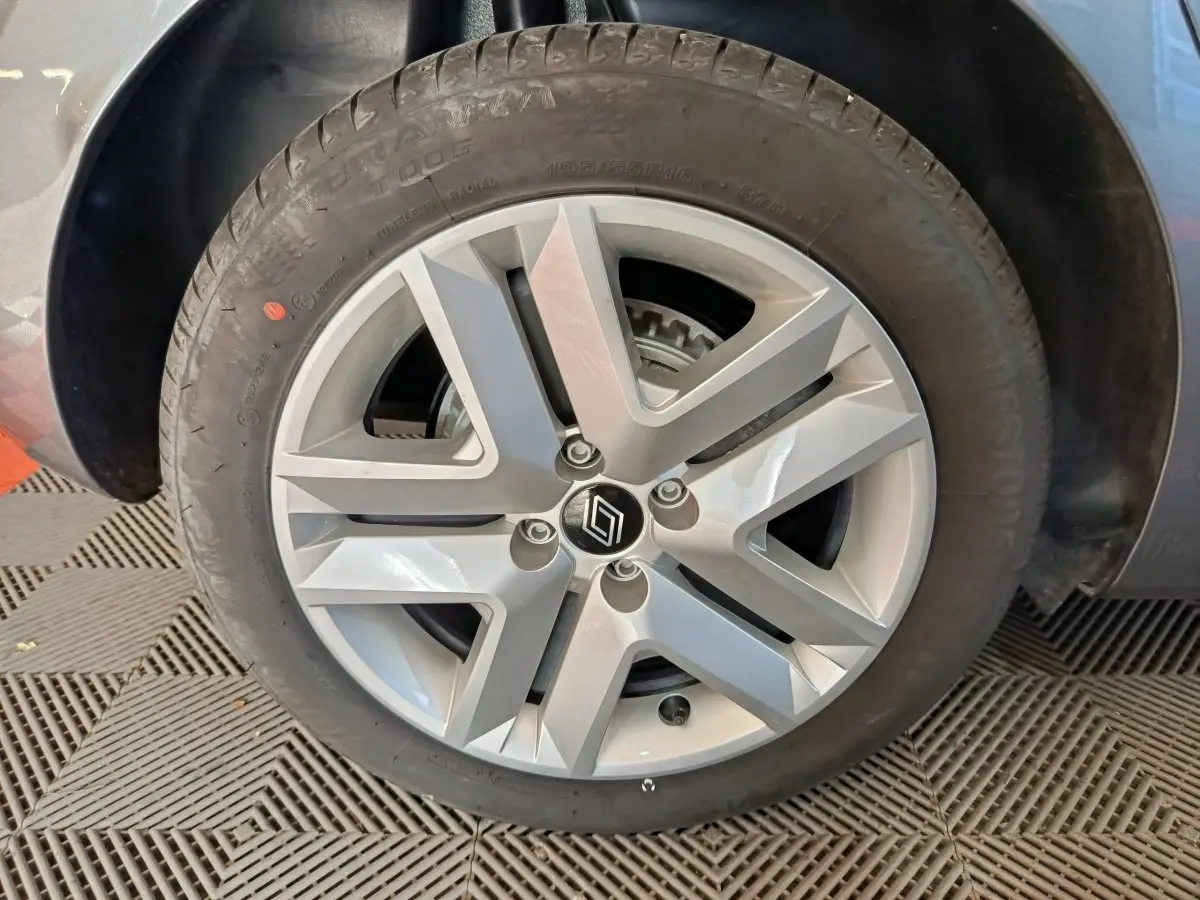 Gros plan sur la jante alliage argentée de la Renault Clio gris foncé Evolution Blue dCi 100 -25.