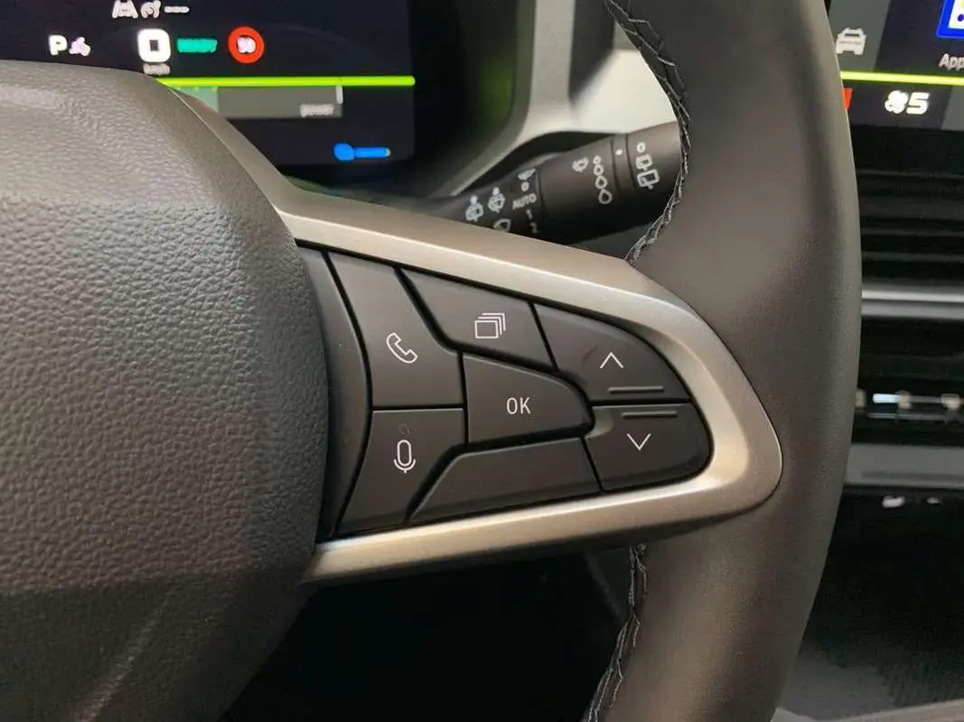Gros plan sur les commandes multifonctions à droite du volant cuir du Dacia Bigster Hybrid 155 Journey Plus 2026.