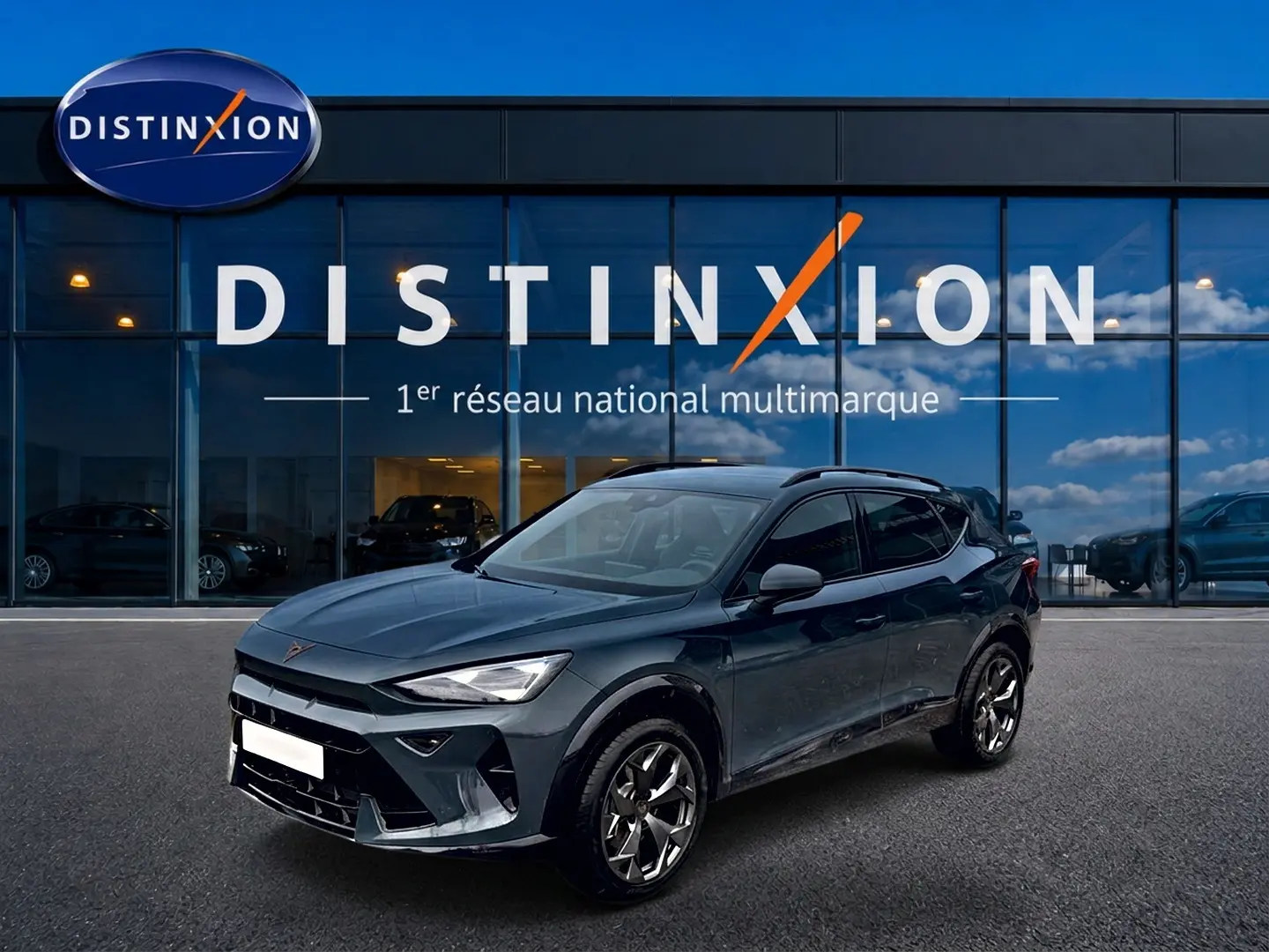 Vue 3/4 avant droit d'un CUPRA Formentor bleu fjord 2026 avec jantes 18 pouces et barres de toit visibles.