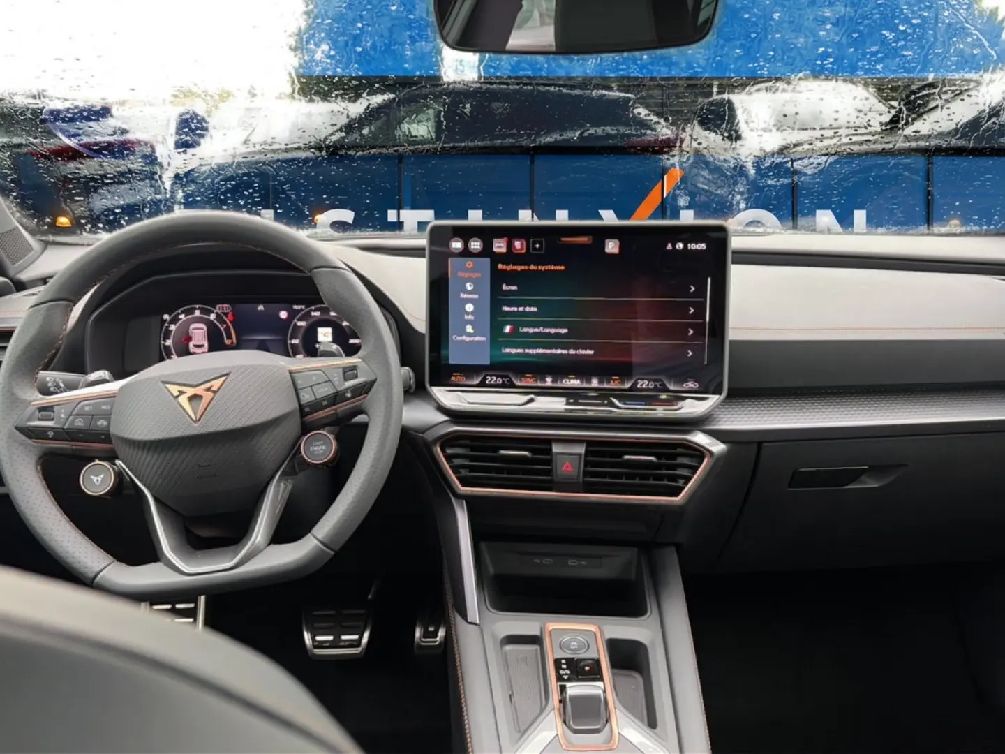 Intérieur du CUPRA Formentor 2026 vu de face, volant sport cuir, écran tactile central et finitions noires avec surpiqûres cuivre.