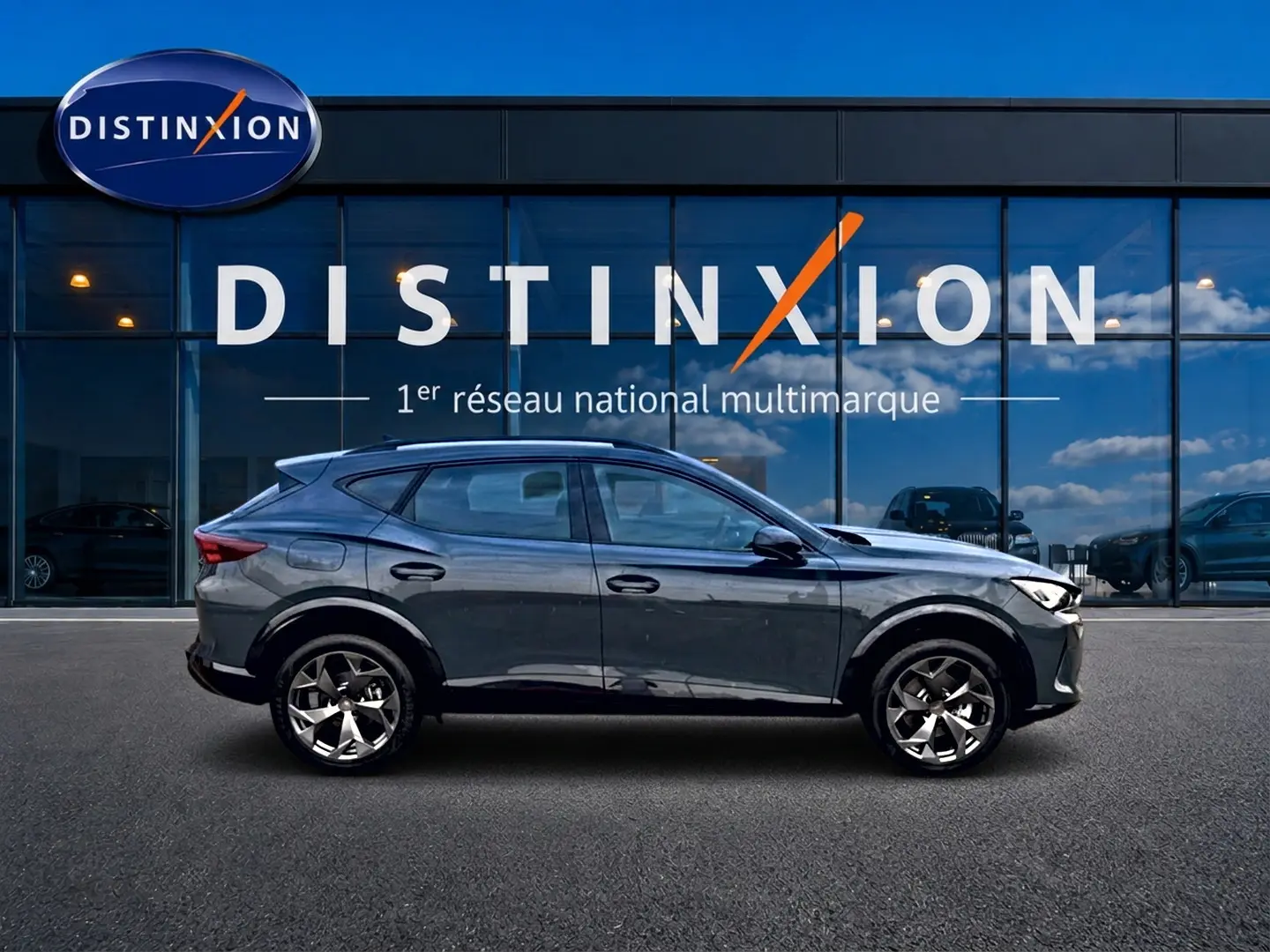 Vue latérale droite du CUPRA Formentor 1.5 etsi hybrid 150 DSG7 en bleu fjord avec jantes 18 pouces.