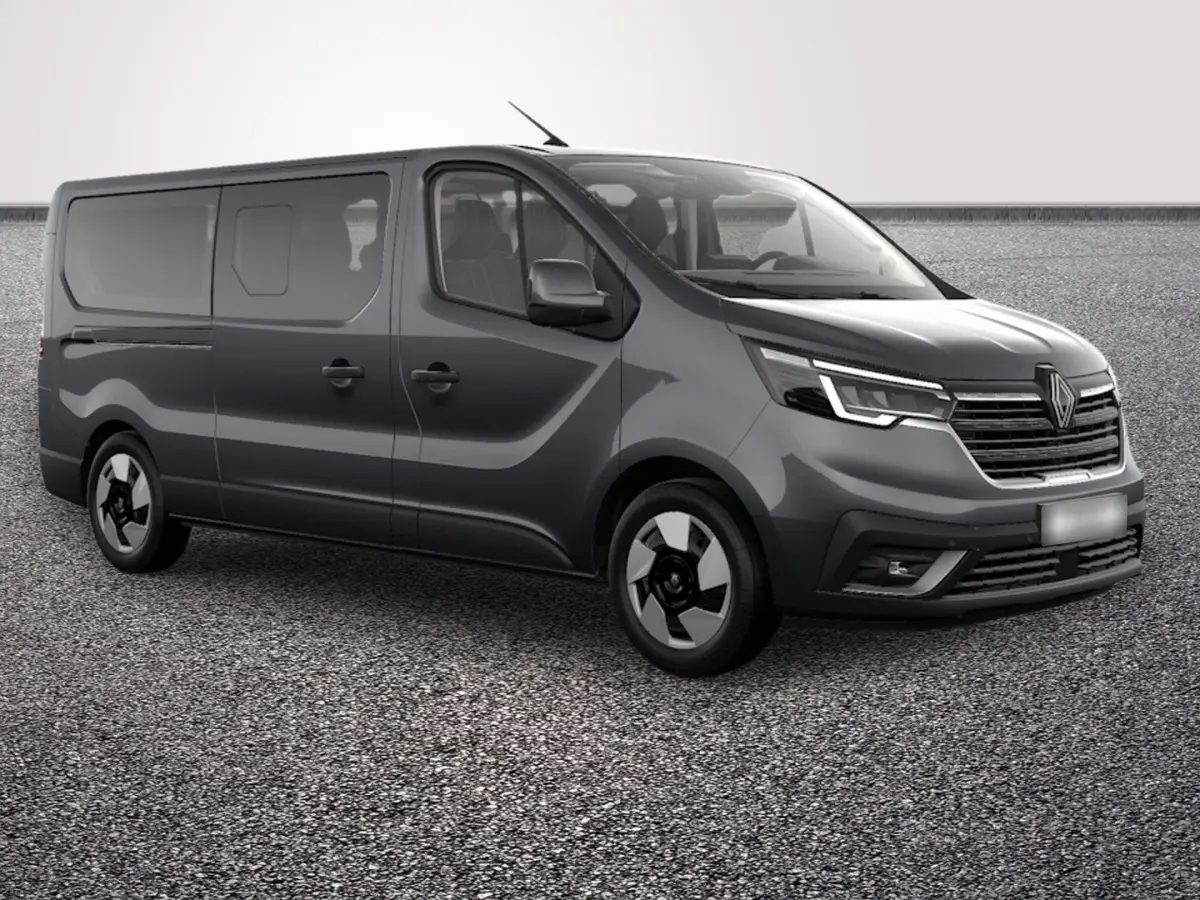 Renault Trafic Fourgon gris foncé en vue 3/4 avant droit, avec phares LED et jantes distinctives.