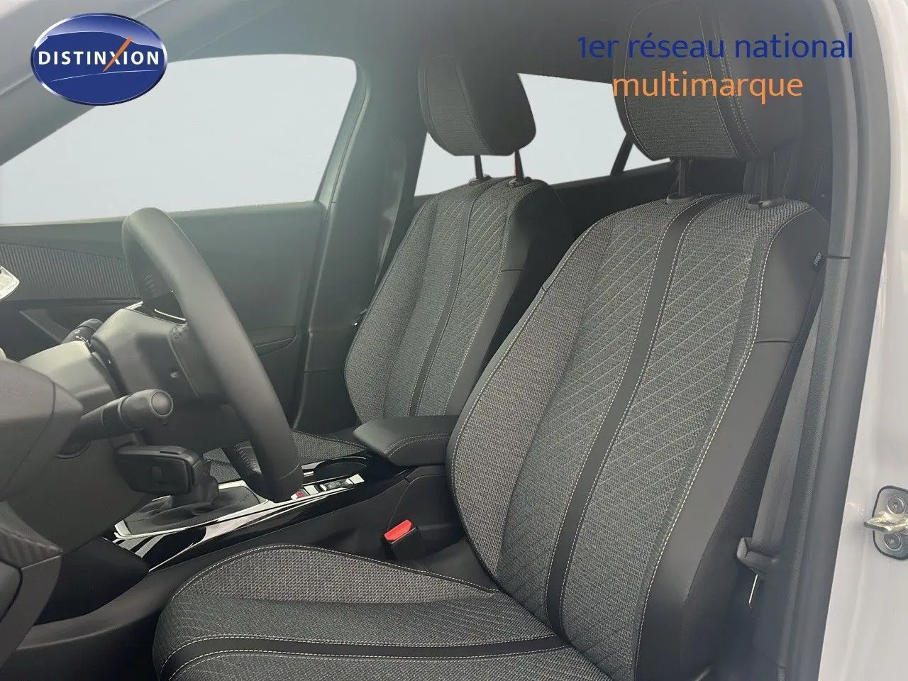 Intérieur de la Peugeot 2008 blanc okenite, vue côté gauche sur les sièges avant en tissu gris et cuir noir.