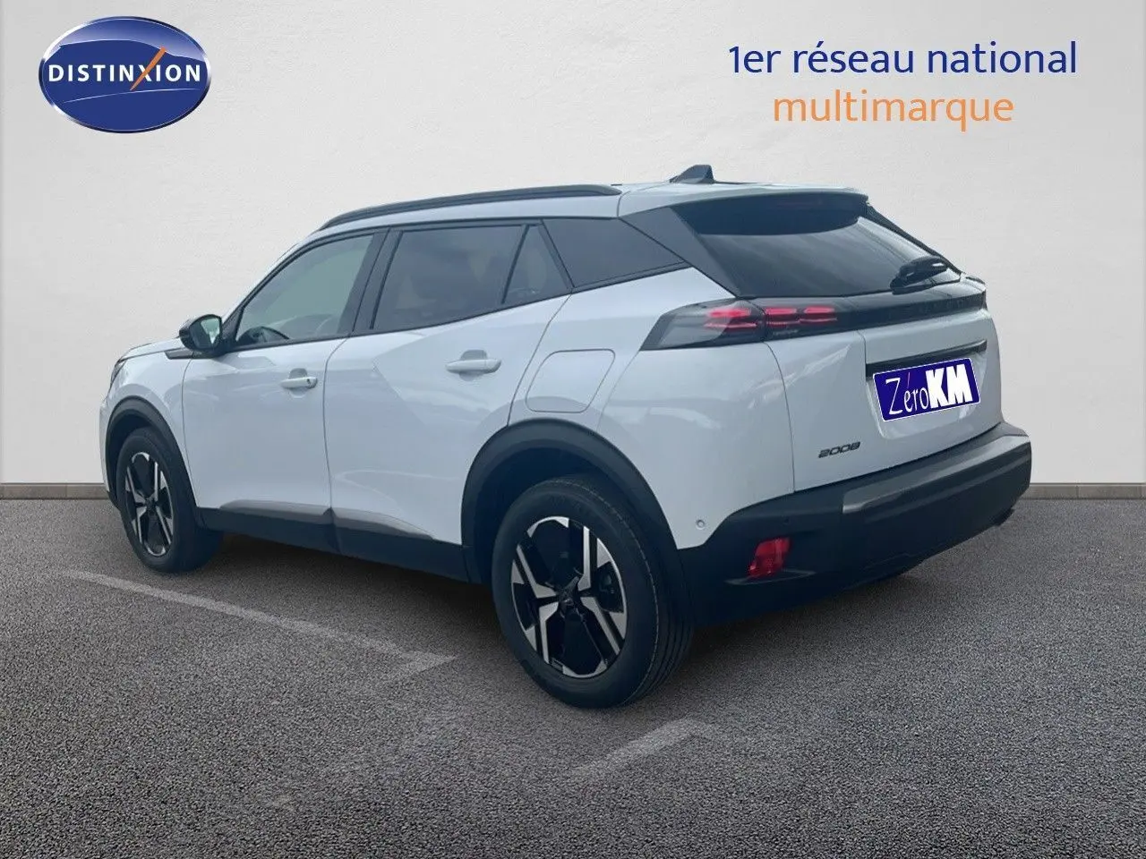 Peugeot 2008 blanc Okenite métal vue 3/4 arrière droit avec toit noir et jantes noires bicolores.