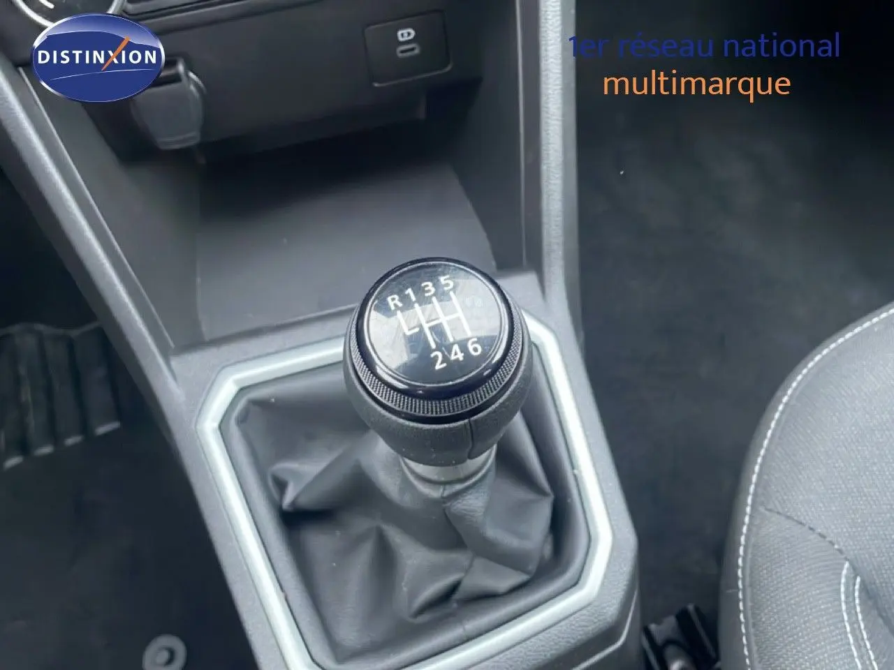 Vue intérieure du tableau de bord du Dacia Jogger 2025, avec écran tactile central et commandes de climatisation.