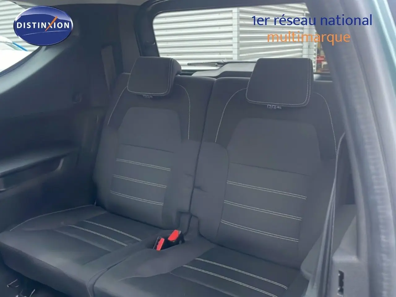 Écran tactile central du tableau de bord du Dacia Jogger 2025 affichant les options radio, média, téléphone et navigation.