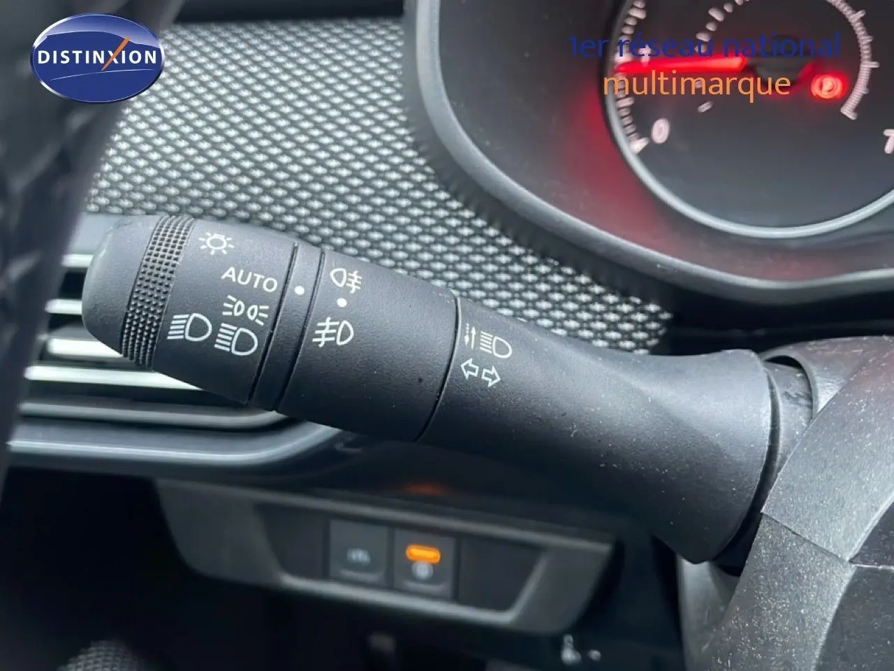 Écran tactile central du tableau de bord du Dacia Jogger affichant les paramètres de verrouillage et d’essuie-glace.