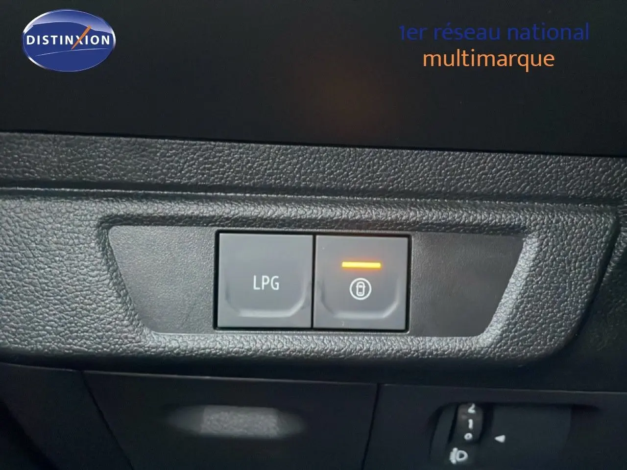 Vue arrière du coffre du Dacia Jogger 2025, sièges arrière noirs relevés, intérieur spacieux sans chargement visible.