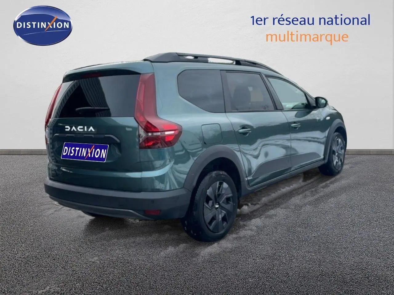 Vue intérieure côté droit sur les sièges arrière noirs du Dacia Jogger 2025 vert cèdre métal, version 7 places.