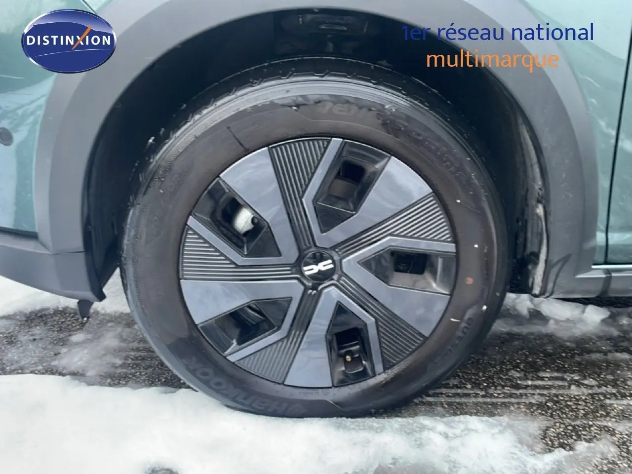 Vue rapprochée du tableau de bord du Dacia Jogger 2025, affichant l'alerte angle mort et les compteurs analogiques.