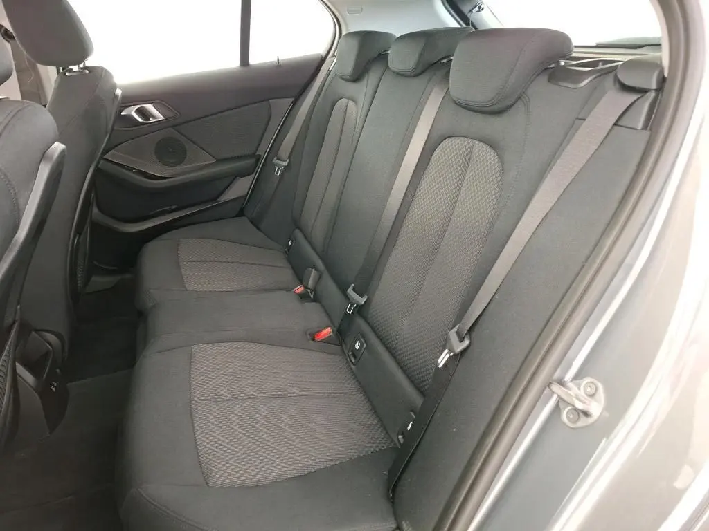 Vue intérieure côté droit des sièges arrière en tissu gris de la BMW Série 1 116 d Business Design 2022.